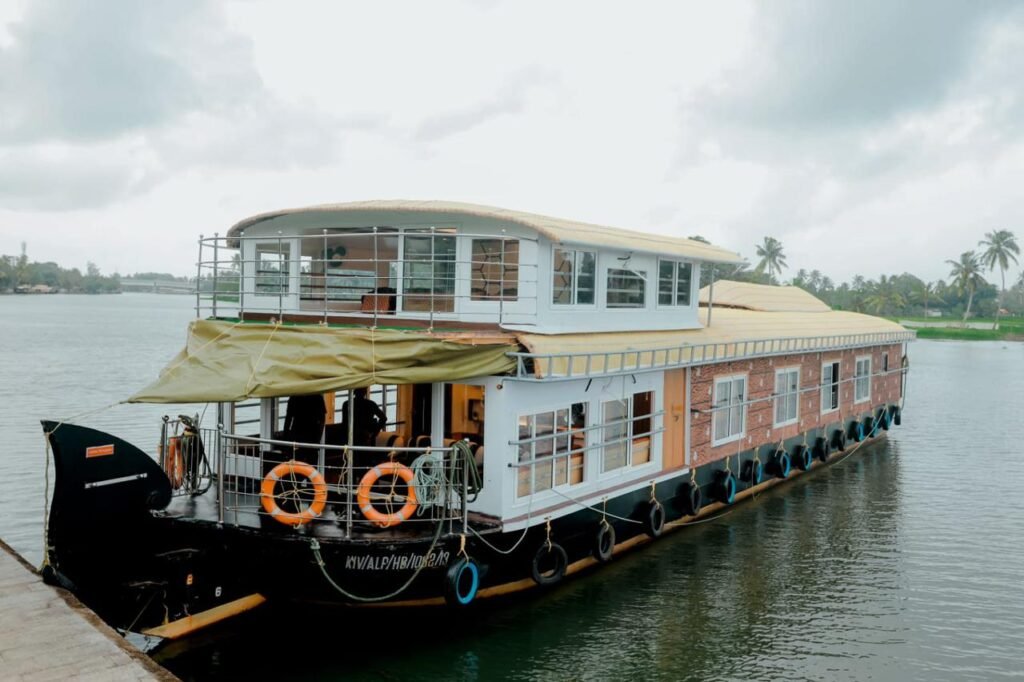 The Ultimate 2-Day Alleppey Backwater Itinerary: Cruising Vembanad Lake
