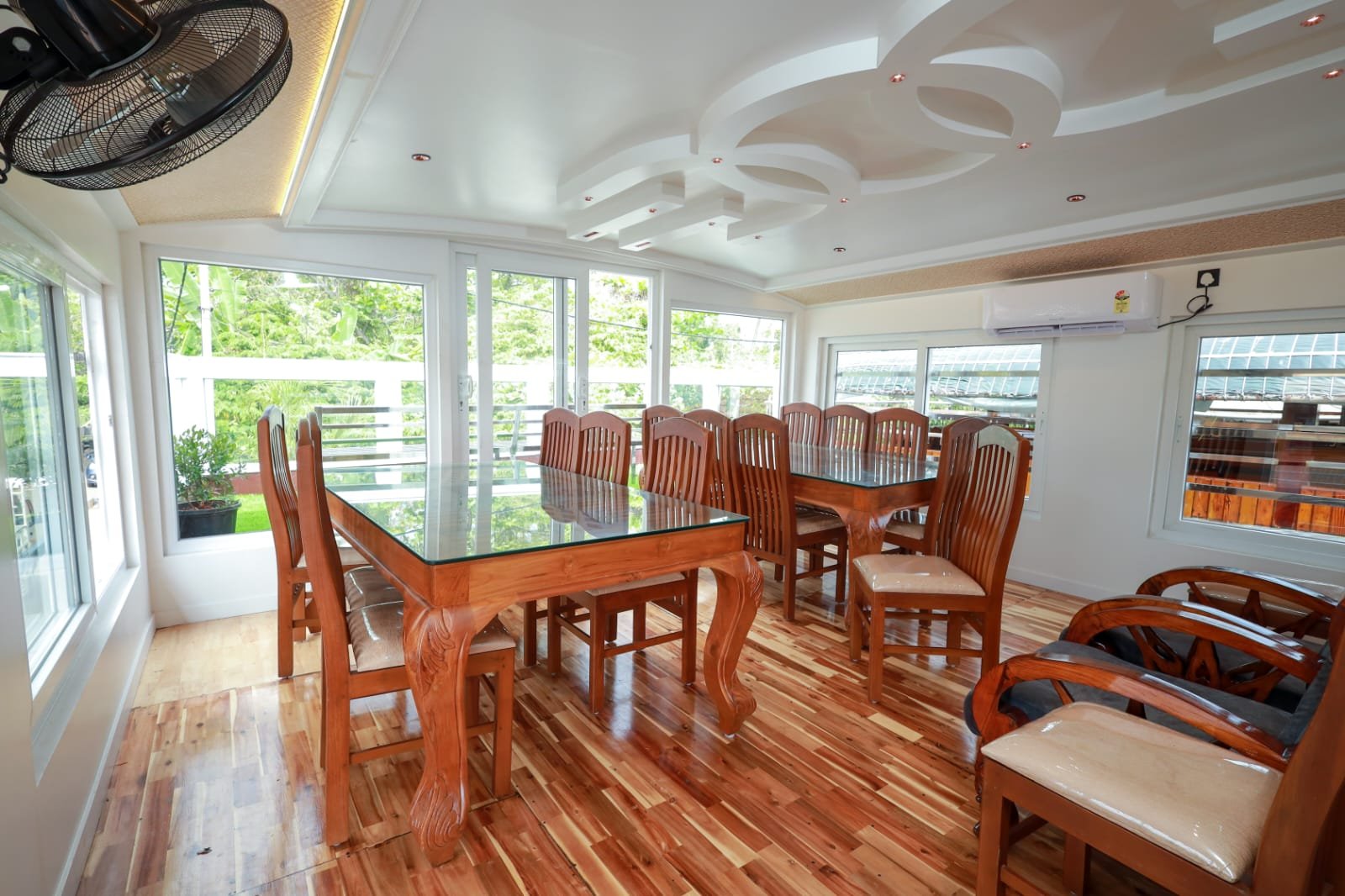 Large indoor dining area perfect for up to 20 guests to eat together.