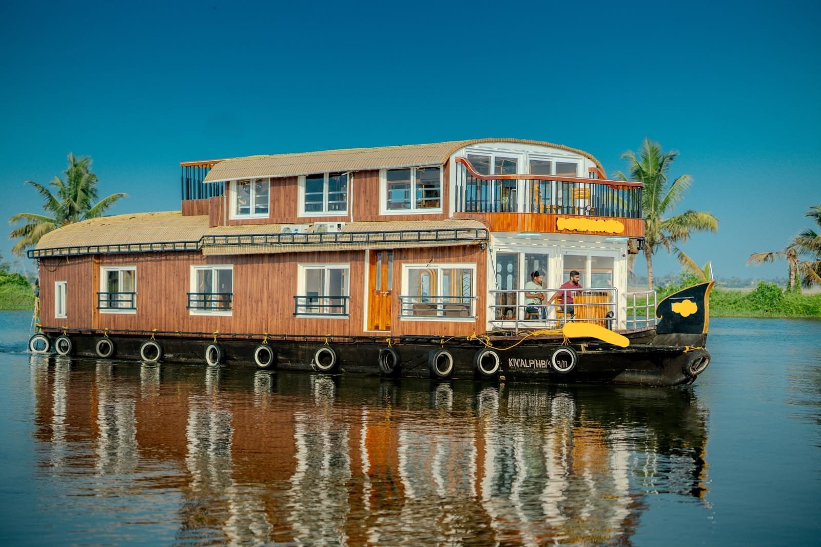 Exterior view of a luxury 3 bedroom houseboat Alleppey cruising on the backwaters.