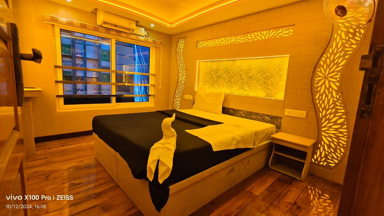 Premium Suite with Towel Art Beautifully decorated bedroom featuring intricate lighting panels inside a mega group houseboat