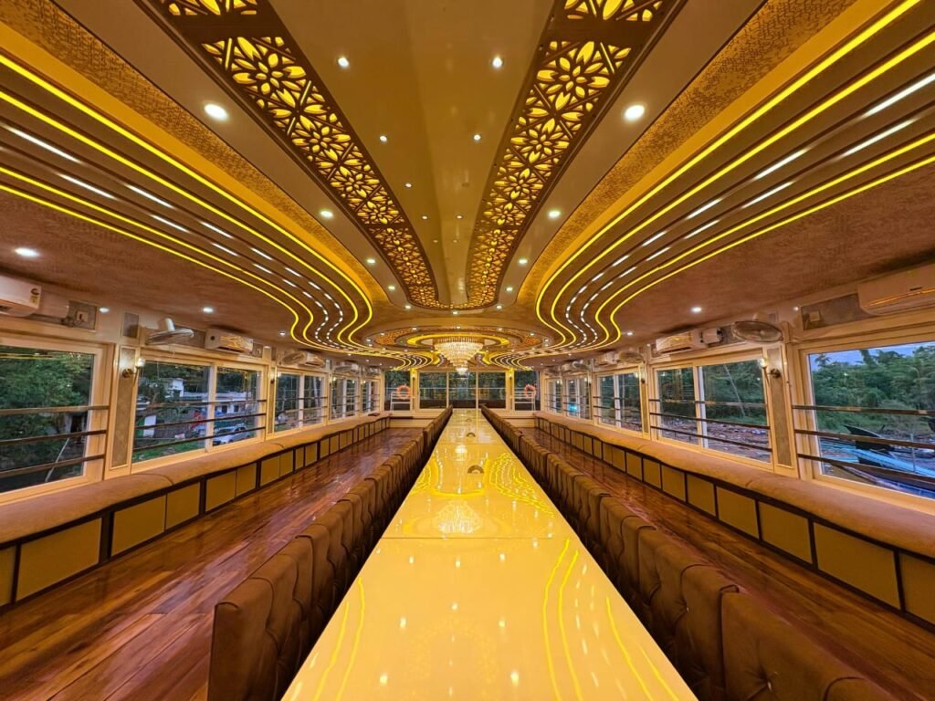 The Perfect Couple & Family Getaway: Why a Sharing Houseboat in Alleppey is the Smart Choice