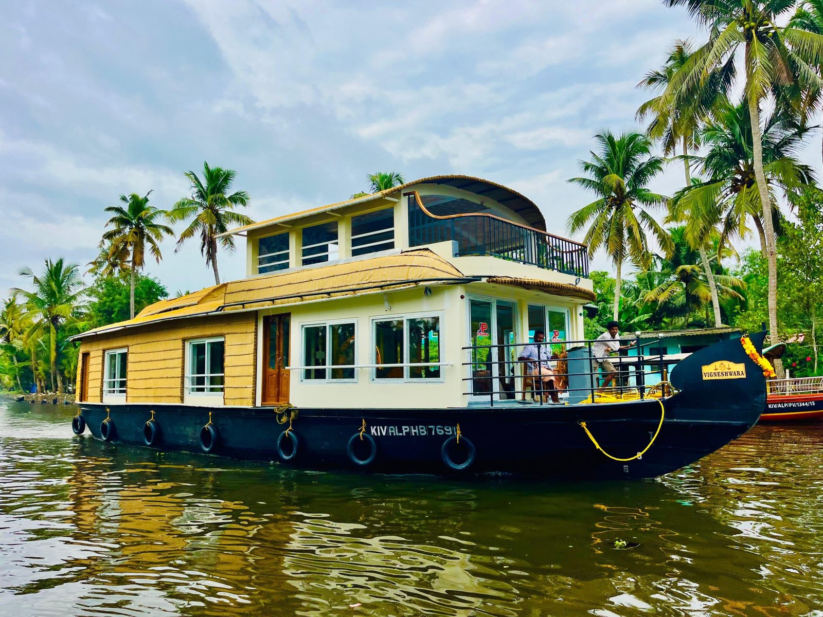 2 Bedroom Houseboat Alleppey Exterior Exterior view of a premium 2 bedroom houseboat Alleppey cruising through the scenic Kerala backwaters.