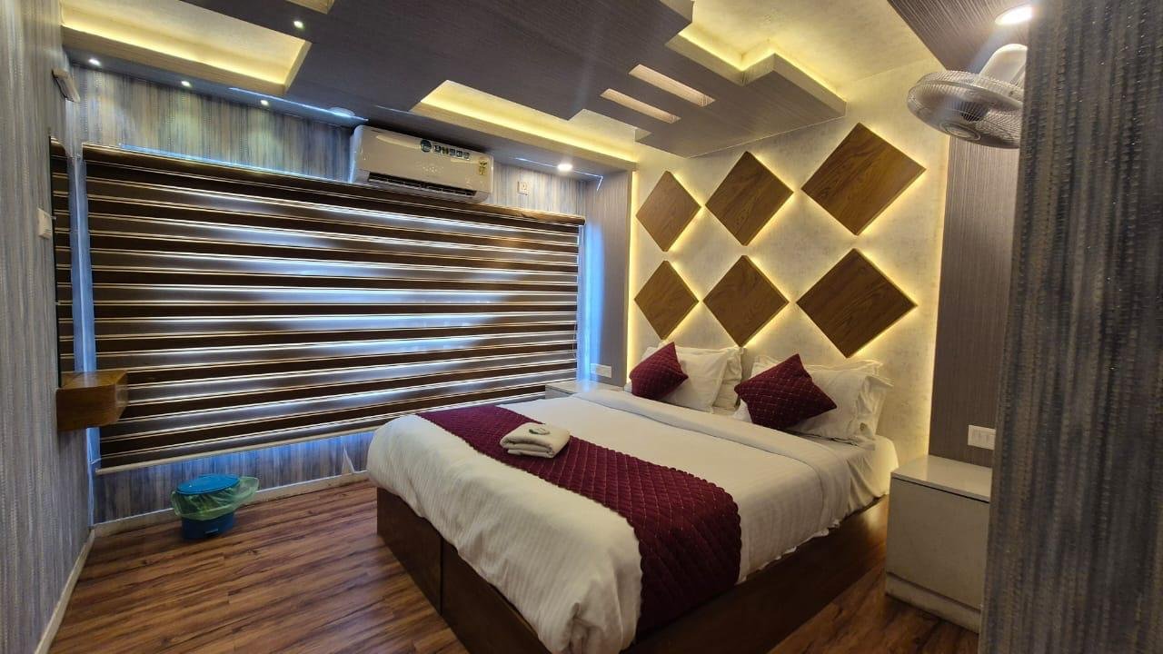 Cozy and well-lit private cabin inside the 10 bedroom houseboat alleppey
