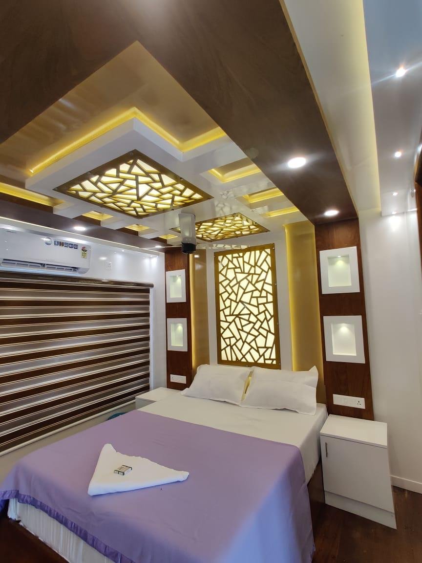 Air-conditioned guest room with backwater views on the 10 bedroom houseboat alleppey