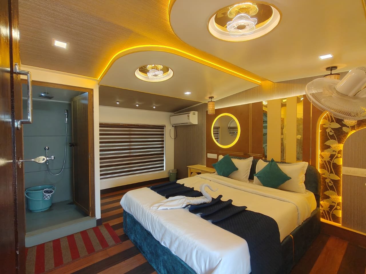 Bedroom with Attached Bath - 6 Bedroom Houseboat Alleppey Beautifully furnished AC bedroom with an attached modern shower washroom and premium decor on a private 6 bedroom houseboat alleppey.