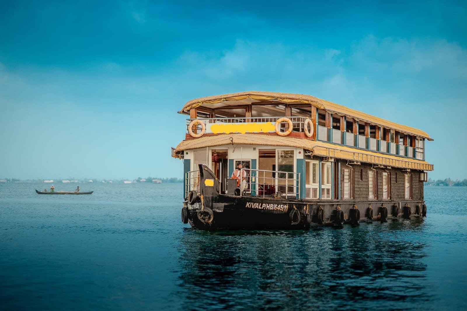 Private 6 Bedroom Houseboat Alleppey Exterior Exterior view of a luxury 6 bedroom houseboat Alleppey cruising on Vembanad Lake