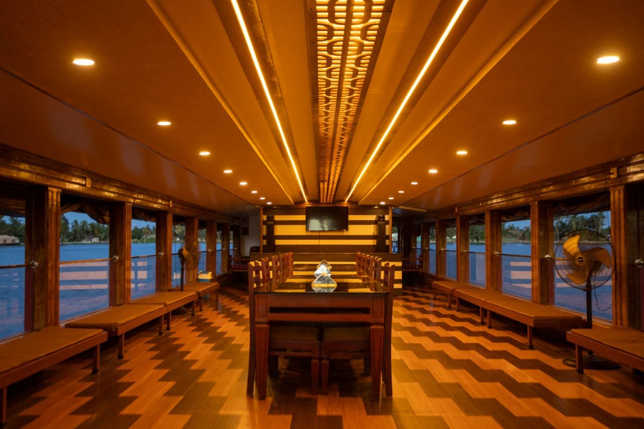 Luxury AC Bedroom - 6 Bedroom Houseboat Alleppey Luxurious AC bedroom inside a premium 6 bedroom houseboat Alleppey featuring a comfortable double bed and elegant modern decor.