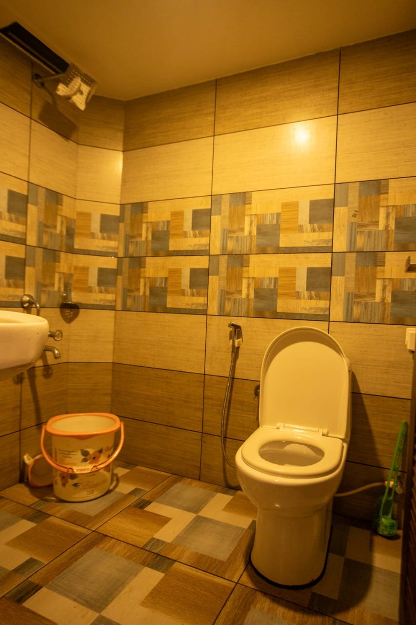 Modern Attached Bathroom Facilities Clean and modern attached western bathroom facilities included in our 6 bedroom houseboat Alleppey