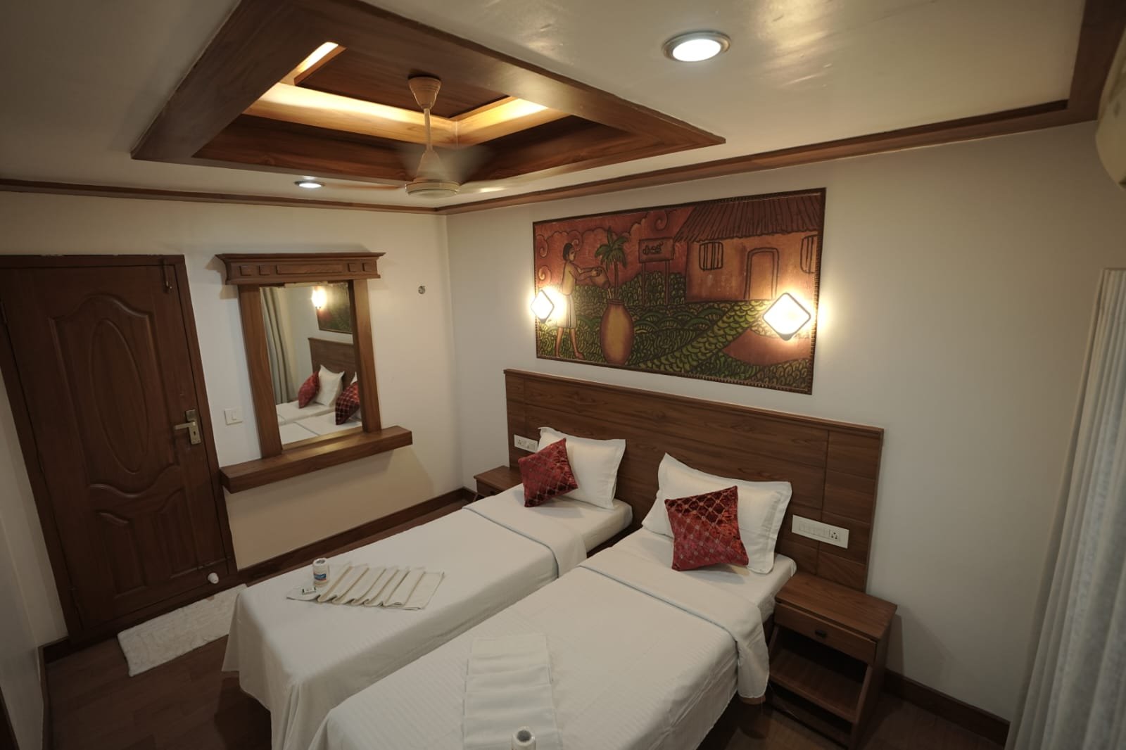 Well-appointed twin bedroom perfect for kids or friends sharing a 4 bedroom houseboat Alleppey.