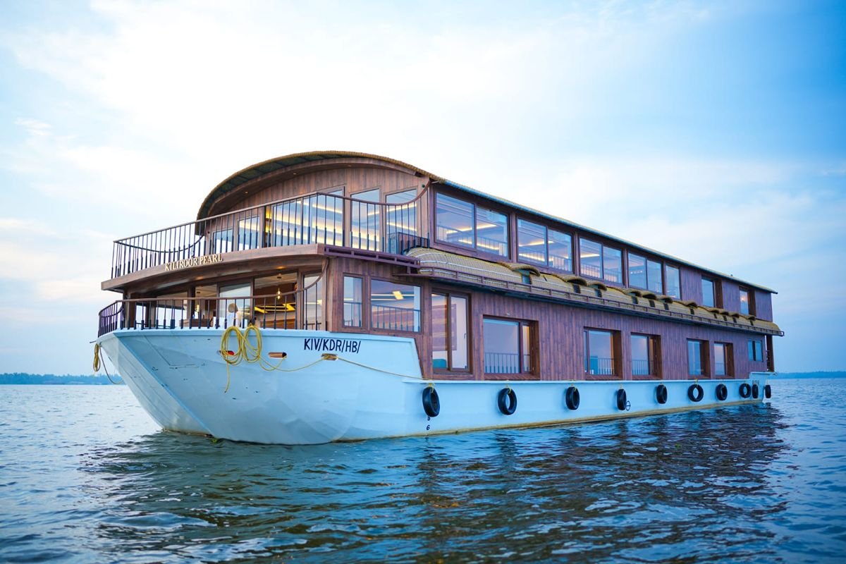 Premium 12 Bedroom Houseboat Alleppey Exterior Exterior view of the luxury 12 bedroom houseboat Alleppey on the backwaters