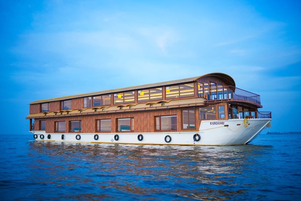 12 Bedroom Houseboat Alleppey Cruising Side profile of the premium 12 bedroom houseboat Alleppey cruising the backwaters