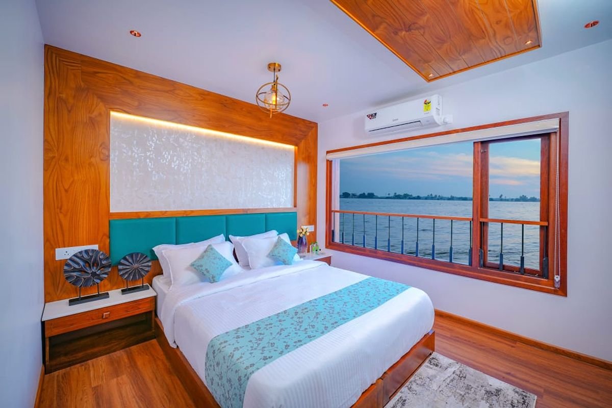 Scenic Bedroom Suite in 12 Bedroom Houseboat Alleppey Comfortable air-conditioned suite with large scenic windows in the 12 bedroom houseboat Alleppey