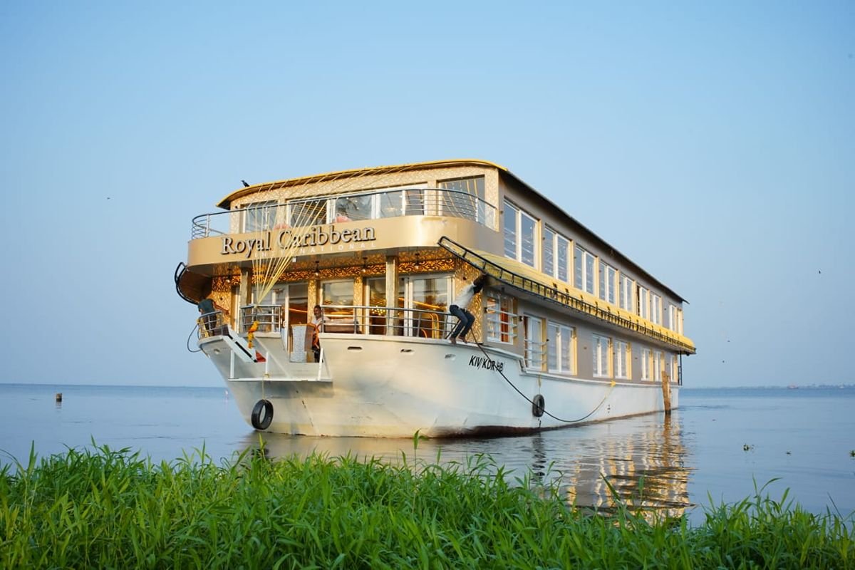 Premium 14 Bedroom Houseboat Alleppey Exterior Exterior view of the premium 14 bedroom houseboat Alleppey floating on the backwaters