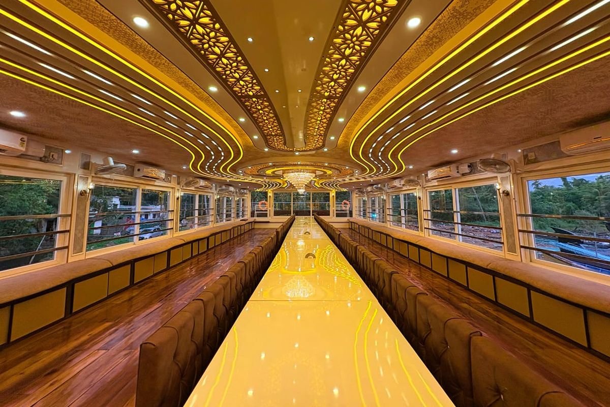 Grand Dining Hall - 14 Bedroom Houseboat Alleppey Massive dining hall with decorative ceiling on a 14 bedroom houseboat Alleppey