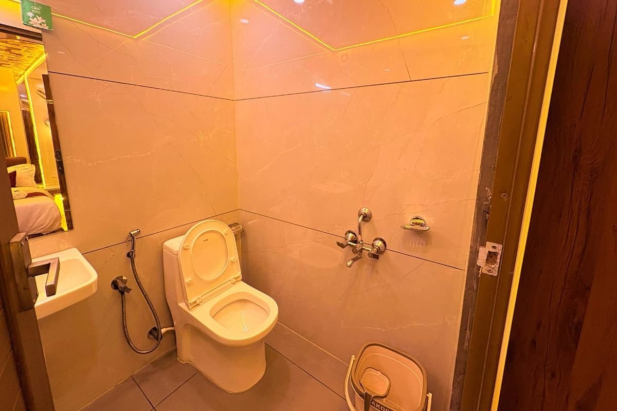 Attached Bathroom - 14 Bedroom Houseboat Alleppey Modern attached bathroom facilities inside the 14 bedroom houseboat Alleppey