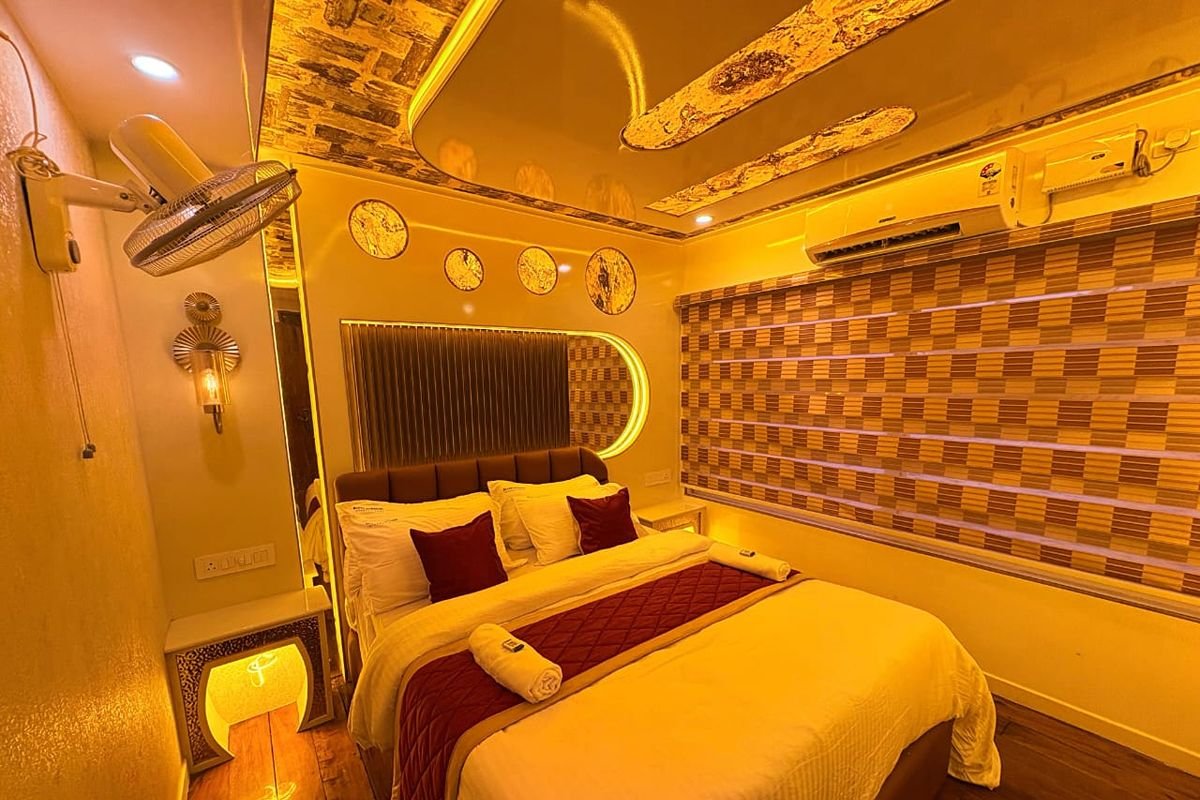 Private Bedroom - 14 Bedroom Houseboat Alleppey Air-conditioned private bedroom with warm interiors on the 14 bedroom houseboat Alleppey