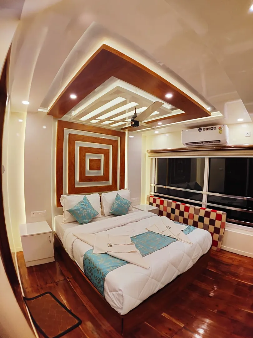 Luxury suite with circular lighted headboard in the 10 bedroom houseboat alleppey